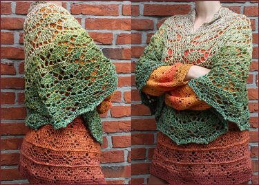 Mehrere Ansichten eines gehäkelten Ponchos mit grün-orange Farbverlauf vor einer Backsteinwand
