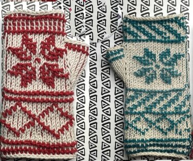 Zwei gestrickte, fingerlose Armstulpen in Rot-Beige und Türkis-Beige mit Norwegermuster
