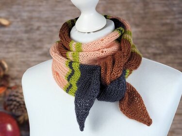 Kurzer Strickschal mit spitzen Enden und Streifen in Pfirsich, Braun, Oliv und Dunkelgrau