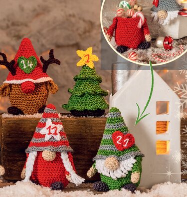 Gehäkelte Weihnachtswichtel in Rot und Grün, ein kleiner Tannenbaum und ein roter Beutel mit Zuckerstangen, dekorativ im Kunstschnee arrangiert.