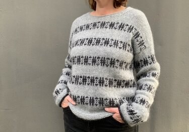 Hellgrauer gestrickter Damenpullover mit dunklen horizontalen Zierstreifen und Rundhalsausschnitt
