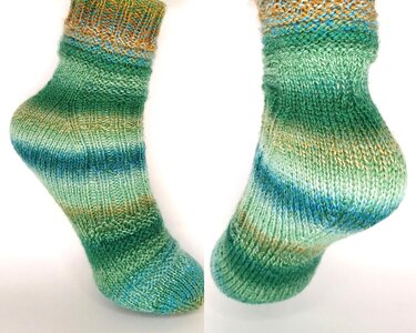 Paar handgestrickter grüner Socken mit Farbverlauf, Seiten- und Rückansicht
