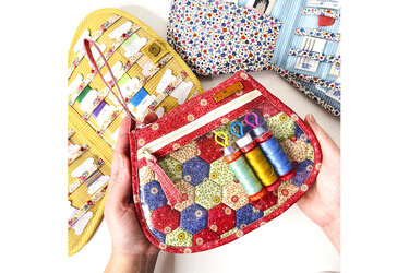 Gesteppte Patchwork-Utensilo-Tasche mit Hexagon-Muster, Reißverschluss und bunten Garnspulen