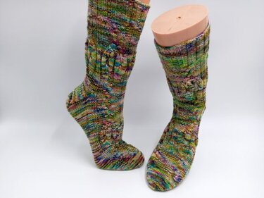 Sockenanleitung "Erhellende Flammen", geeignet für Maschenzahlen 56 bis 72 - Stricken