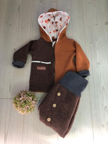 Kinderkapuzenjacke in Rost- und Brauntönen mit herzbedrucktem Innenfutter und passender Hose
