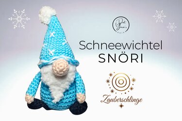 Gehäkelter Schneewichtel mit hellblauer Mütze, weißem Bart und Bommel