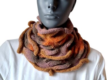 Gestrickter Loop-Schal in Braun, Orange und Violett mit wellenförmiger Textur auf einem Mannequin