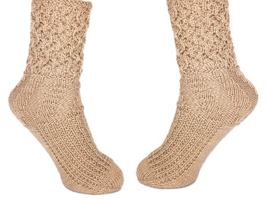Zwei beige gestrickte Socken mit Lochmuster am Schaft und strukturiertem Fuß auf weißem Hintergrund.