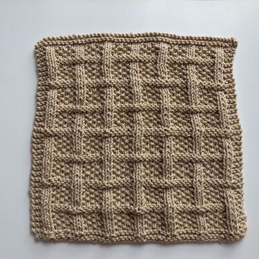 Beige gestricktes Quadrat mit Korbmuster und kraus gestricktem Rand