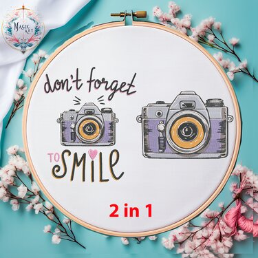 Stickrahmen mit bestickten Kameras und dem Schriftzug 'don't forget to smile', umgeben von Blüten.