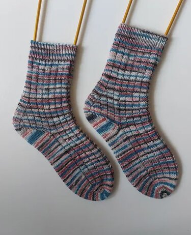 Knitting pattern, PARI socks, socks