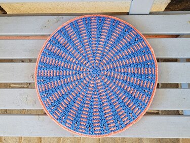 Runder gehäkelter Kissenbezug in Blau und Apricot mit Rippenmuster