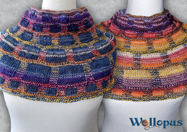Zwei gestrickte Loop-Schals mit blockartigem Muster und blau-violett bzw. orange-gelben Farbverläufen auf Schaufensterpuppen