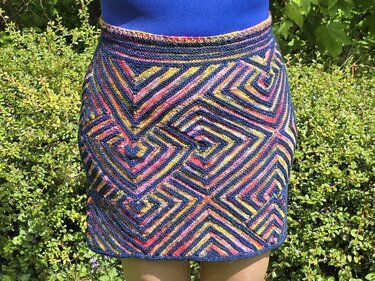Gestrickter kurzer Damenrock mit buntem, geometrischem diagonalen Streifenmuster