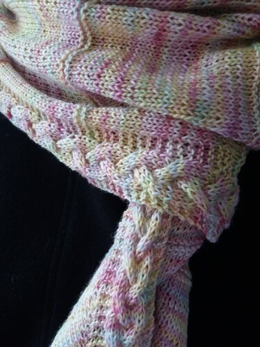 Gestrickter Schal in Pastellfarben mit Zopfmuster am Rand, Nahaufnahme