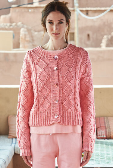 Strickanleitung: Anschmiegsame Jacke mit plastischen Zöpfen