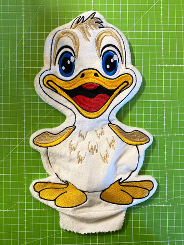 Gestickte ITH-Enten-Handpuppe, Vorderansicht, auf grüner Schneidematte