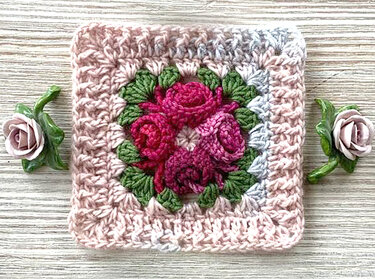 Romantisches Granny BELLAROSÈ mit 4 Röschen Grannysquare - Häkeln