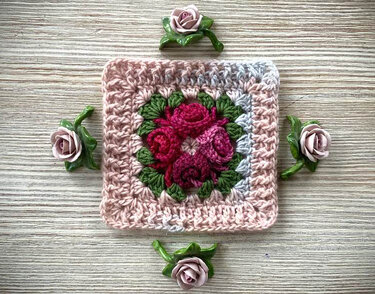 Romantisches Granny BELLAROSÈ mit 4 Röschen Grannysquare - Häkeln