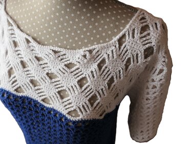 Häkelanleitung für das luftige Shirt Carol in tiefem Blau mit weißem Akzent