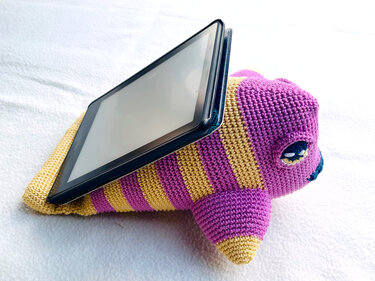 Gehäkeltes lila-gelbes Tablet-Kissen in Tierform mit Tablet