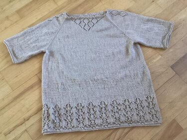 Gestrickte Damen-Tunika in graubeige mit Ajourmuster am Saum, kurzen Raglanärmeln und flach liegendem Halsausschnitt