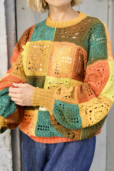 Damenpullover aus gehäkelten Quadraten in Erdtönen mit weiten Ärmeln