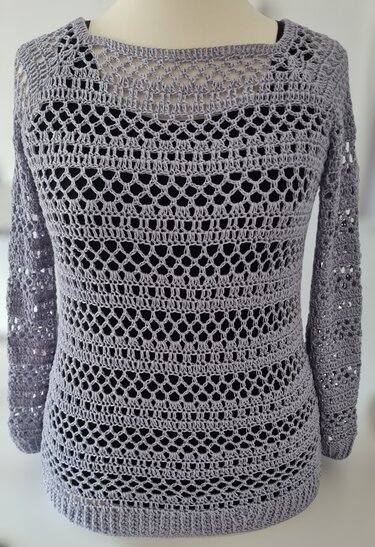Gehäkelter Pullover mit horizontalen Lochreihen und geripptem Saum