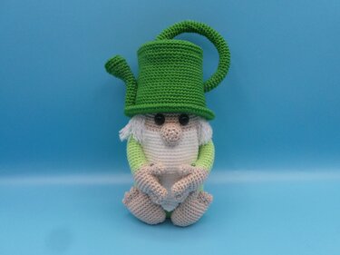 Nahaufnahme eines gehäkelten Wichtels mit grünem Hut und sichtbaren Maschen