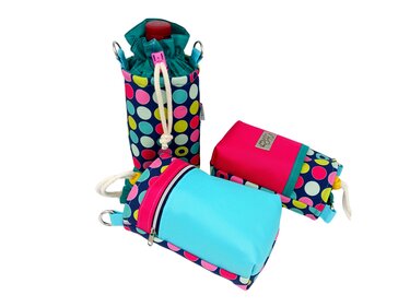 Drei bunte Taschen im Punkte‑Muster: Flaschenhalter mit Kordelzug, Reißverschlusstäschchen und kleiner Zugbeutel