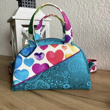 Kleine genähte Handtasche mit bunten Aquarell-Herzen und türkischem Paisley-Muster, Reißverschluss und zwei Tragegriffen