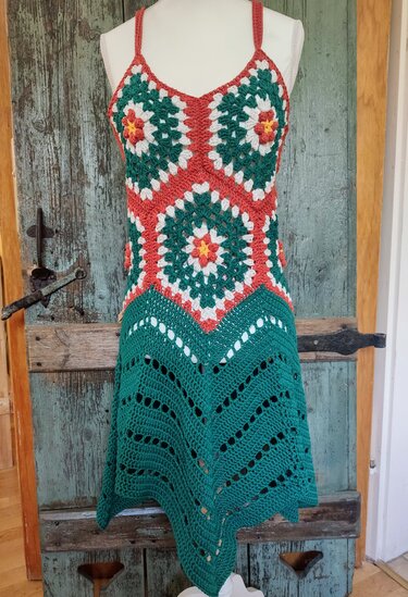 Gehäkeltes Kleid mit Granny-Hexagon-Oberteil und grünem Ajour-Rock auf Schneiderpuppe