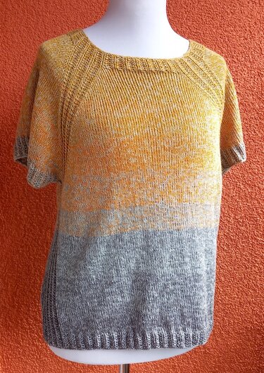 Gestrickte Damen-Tunika, Ombre Gelb–Grau, Rundhals, Kurzarm