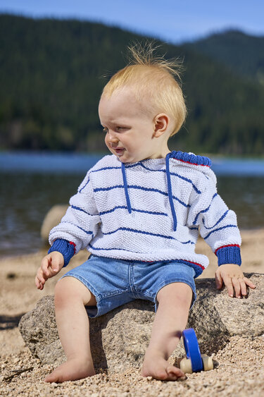 Streifenpulli mit Kapuze