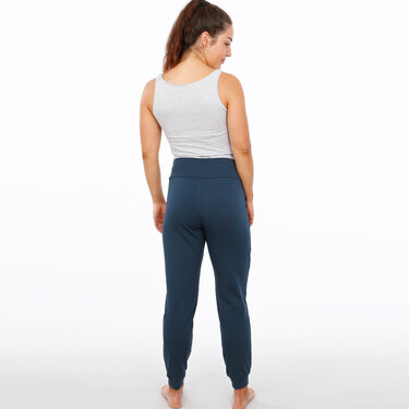 Rückenansicht einer Frau in dunkelblauer Jogginghose mit hohem Bund