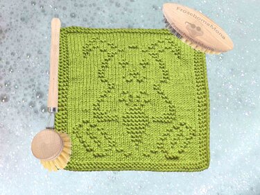 Strickmotiv „Hase Mampfi“ mit Karotte Zählmuster Osterdeckchen Spültuch - Stricken