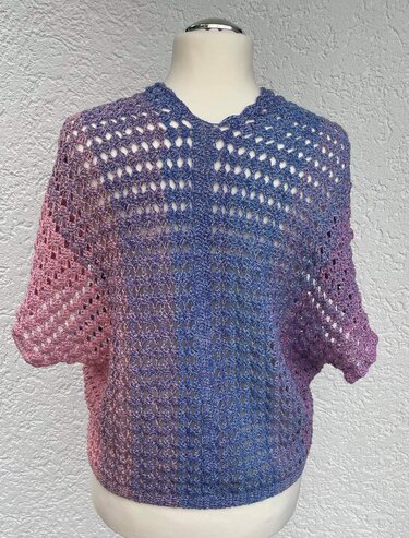 Häkelshirt in Blau–Violett–Pink mit Ajourmuster auf Schneiderpuppe