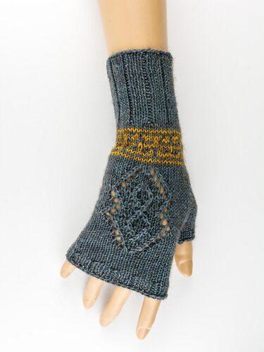 Gestrickte fingerlose Armstulpe in Anthrazit mit Rauten-Ajour und gelbem Zierband auf Schaufensterpuppe