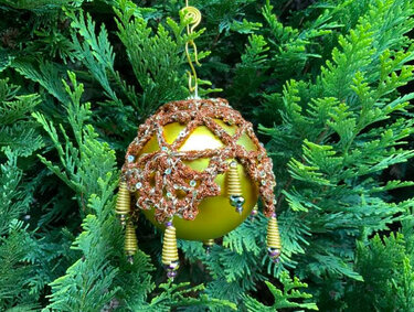 Christbaumkugel HUSSE aus Wolle/Perlen/Draht - Basteln