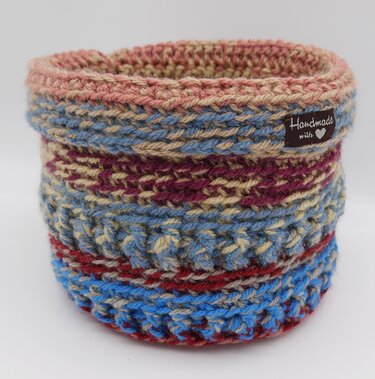 Gehäkeltes Utensilo in Beige, Blau, Rot und Rosé mit Label "Handmade"