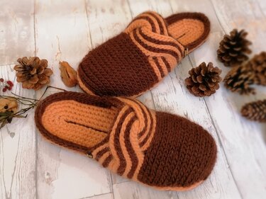 Clogs with braids. Crochet pattern