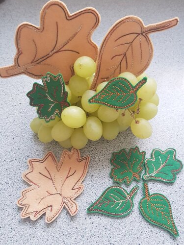 ITH-Blatt-Applikationen in Grün und Beige in mehreren Formen