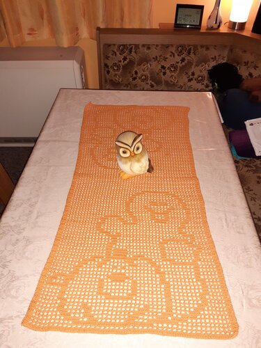 Orangefarbener gehäkelter Tischläufer im Filetmuster mit Rosenmotiven und Eulenfigur