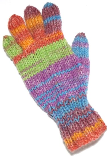 Gestrickter Kinderhandschuh mit bunten Streifen in Regenbogenfarben