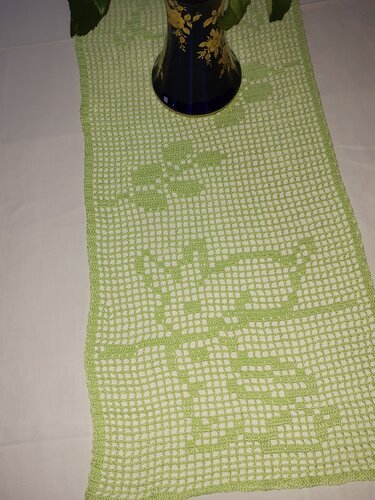 Gehäkelter hellgrüner Filet-Läufer mit Netzstruktur und Blumenranken