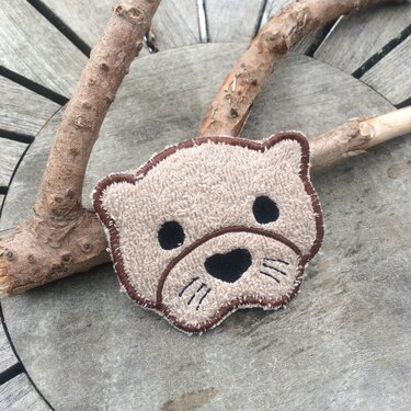 Flauschiger ITH-Applikationspatch in Form eines niedlichen Tierkopfes mit beigem Frottee und brauner Umrandung