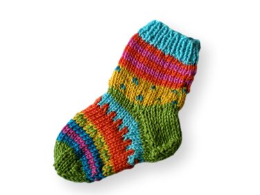 Bunte gestrickte Babysocke mit Streifen und Punkten auf weißem Hintergrund