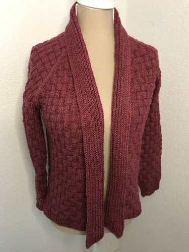 Beerenfarbene Herrenstrickjacke mit Schalkragen und Korbmuster auf Schaufensterpuppe