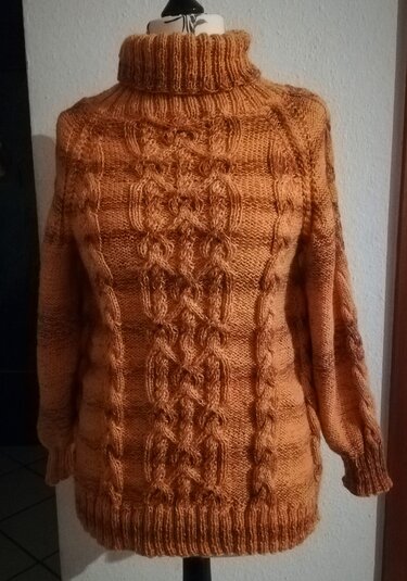 Rollkragenpullover in Rostorange mit Zopfmuster