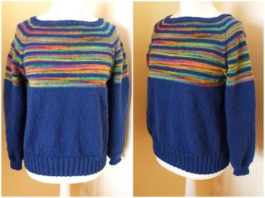 Damenpullover dunkelblau mit bunten Querstreifen an Oberteil und Ärmeln, Rundhalsausschnitt